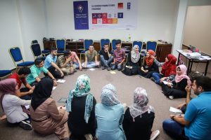 Rawya mentoring on foundations of leadership. Photo by Husam Salim, 2017.