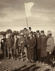 The mayor of Jerusalem, Hussein Salim al-Husseini, with his party under a truce flag, 1917. Public domain. 