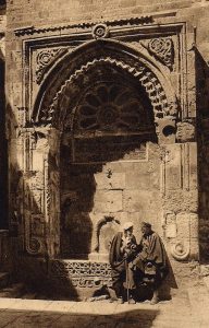 Two sheikhs in front of Chain Gate sabeel (water fountain): thematic Orientalist view of the weaving of the past into the present as a picturesque theme.